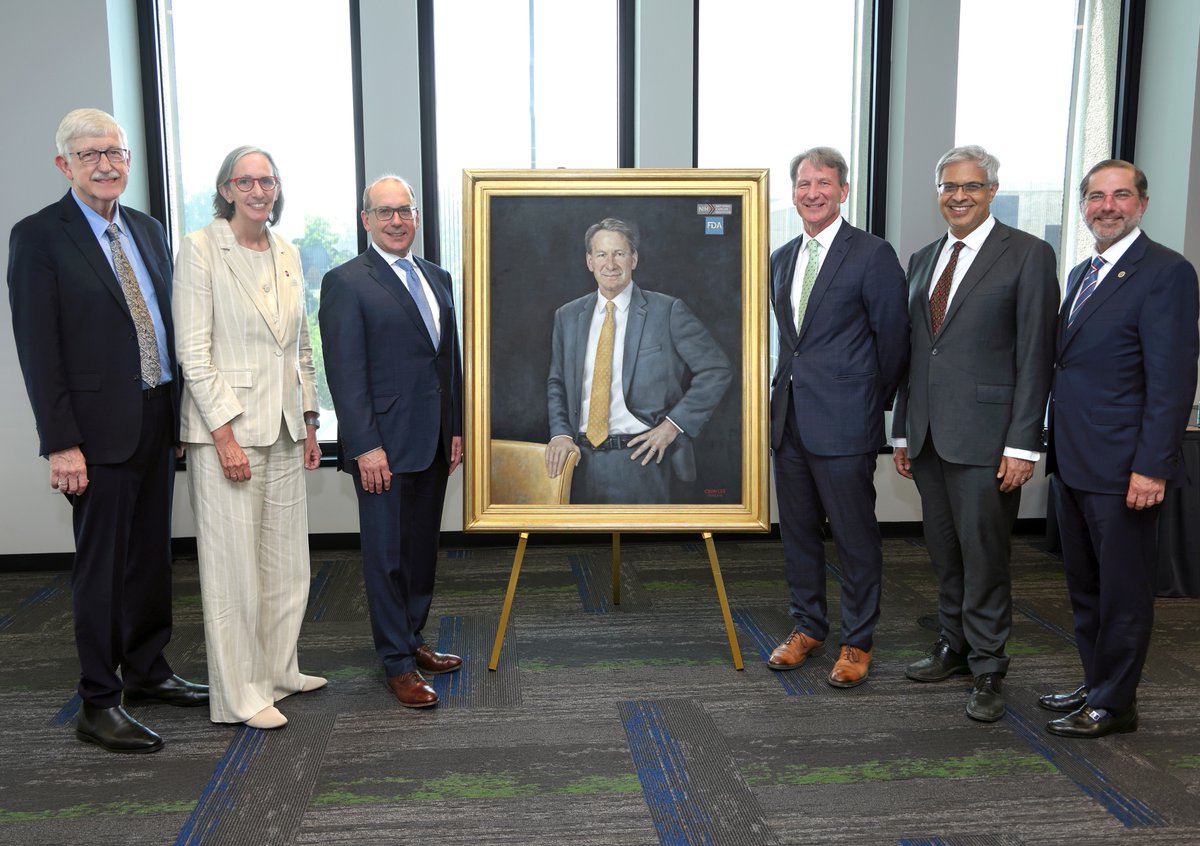 NIHDirector_Jay's tweet photo. 🙏It was my pleasure to attend the portrait unveiling ceremony that the Foundation for the National Institutes of Health (FNIH) hosted for Norman "Ned" Sharpless, M.D., on the main NIH campus in Bethesda.

Dr. Sharpless served with distinction in a variety of federal science roles, most notably as director of NIH's National Cancer Institute (NCI) from 2017-2022. During his tenure, he championed investigator-initiated science, advanced childhood cancer research, and promoted big data approaches to oncology, including the Childhood Cancer Data Initiative. 
Beyond that, Dr. Sharpless led top research on tumor suppressor genes, cellular senescence, aging, and cancer biology.

America's understanding of cancer research is far better for Dr. Sharpless's service. 🔬