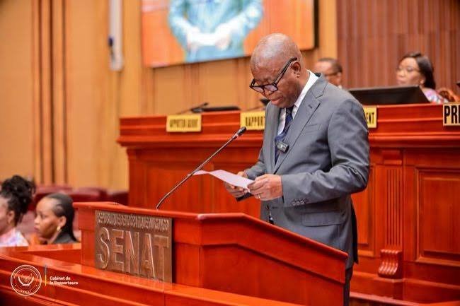 acprdcongo's tweet photo. #RDC : la politique budgétaire préconisée à travers le projet de loi des finances rectificatives de l’exercice 2026, consiste à relever progressivement la pression fiscale pour la porter à 17% à l’horizon 2035, en vue de rapprocher la République démocratique du Congo du groupe des pays à revenu intermédiaire et de lui donner les moyens nécessaires pour financer les charges liées notamment à la sécurisation du pays, à la construction des infrastructures ainsi qu’à l’amélioration des conditions sociales de la population, a indiqué mardi le vice-Premier ministre en charge du Budget, Adolphe Muzito, dans l’exposé des motifs dudit projet de loi, devant l’assemblée plénière du Sénat.

"Les principales politiques financées en dépenses dans ce projet de loi portent sur les charges liées à la défense, à la sécurité ainsi qu’aux infrastructures particulièrement les aéroports, les routes et les chemins de fer", a-t-il souligné en substance.

Découvrez d'autres informations sur notre site web : https://t.co/tGEWJ2Bgzn