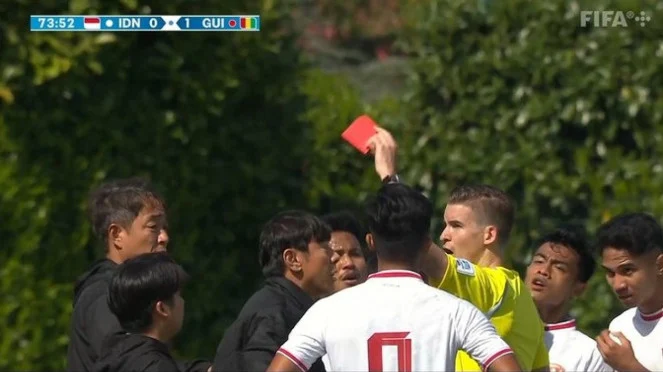 benchsideid's tweet photo. Francois Letexier yang sedang memimpin laga Argentina vs Mesir, dan menganulir gol Mesir punya kenangan buruk untuk pendukung Timnas Indonesia.

Letexier adalah wasit yang memimpin laga play-off Olimpiade 2024 antara Indonesia U-23 vs Guinea.

Dalam pertandingan itu, sejumlah keputusannya memicu kontroversi, mulai dari penalti untuk Guinea, kartu merah Shin Tae-yong, hingga beberapa pelanggaran yang dinilai suporter Indonesia tidak diterapkan secara konsisten.