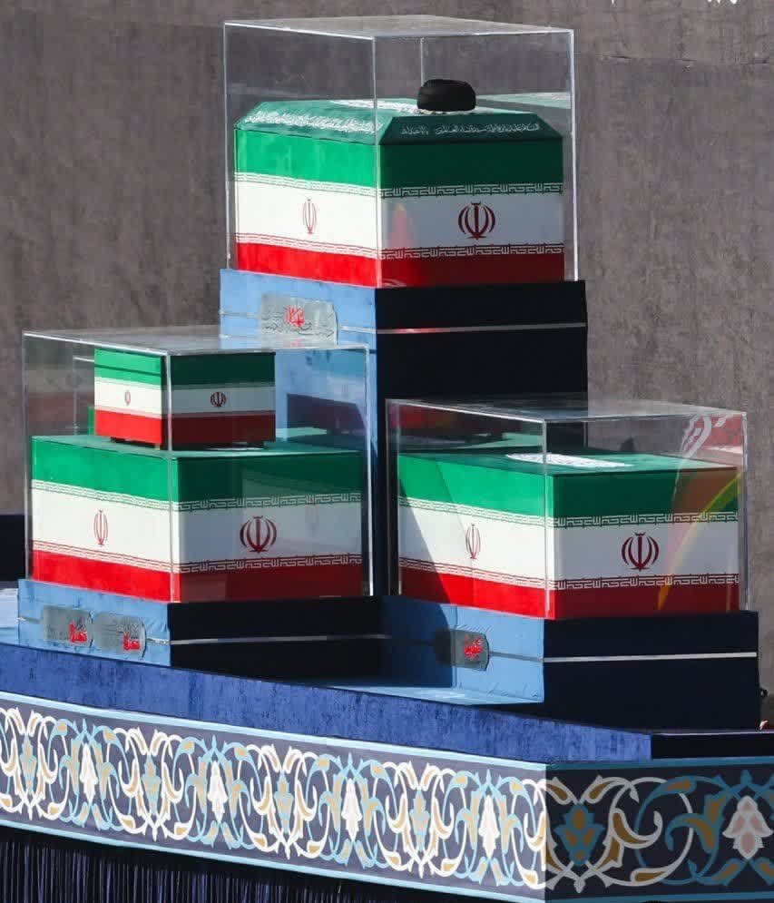 MOMNJD's tweet photo. تمام خانوادش رو همراه با خودش فدای #ایران کرد! بخدا مغزم نمیکشه! سرم سوت میکشه وقتی بهش فکر میکنم🤯
یعنی نمیتونست مثل شاه یه چندمیلیارد دلار برداره بره خوش بگذرونه پسرش رو هم تبدیل کنه به رهبر اپوزیسیون حکومت بعدی؟
دیگه احترامی برای شاه قائل نیستم، معنی همه چی تو ذهنم عوض شده😳 https://t.co/RNgI2HavKO