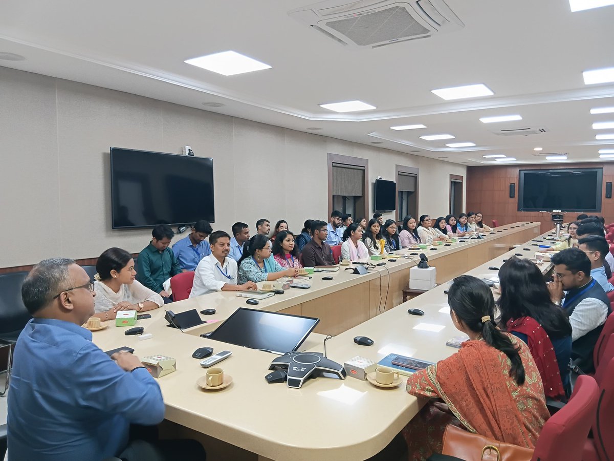 aasc1960's tweet photo. Today the ACS OTs, as a part for their Foundation Course made a courtesy call on to Shri Anurag Goel, IAS, Additional Chief Secretary Election
Dept &amp; Chief Electoral Officer, Assam in his office. AASC is truly grateful to you for your time, Sir. https://t.co/I0pi08tU9K