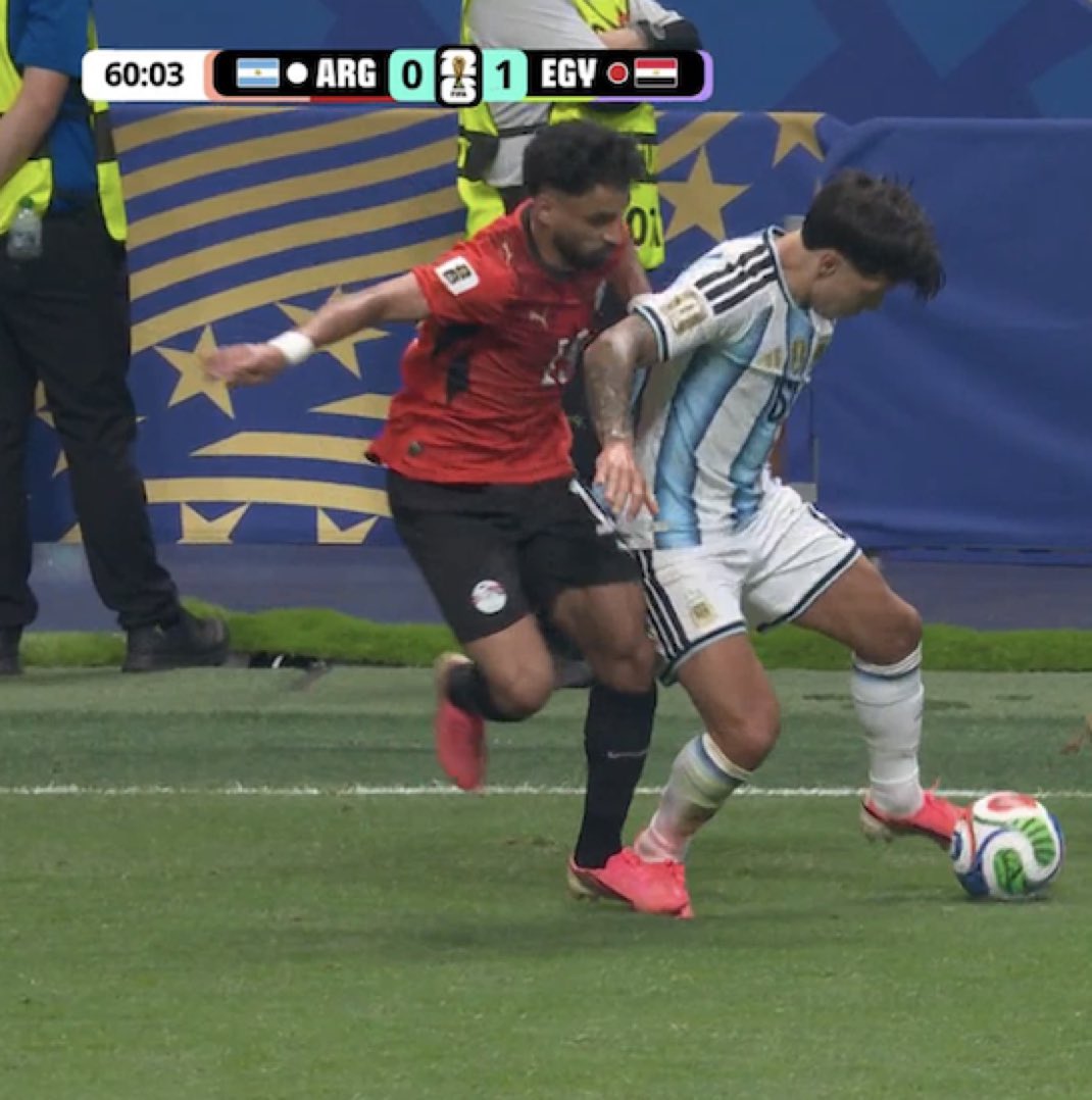 LhilBurna's tweet photo. That’s a clear foul on Lisandro Martinez https://t.co/SgdtaJkaTS