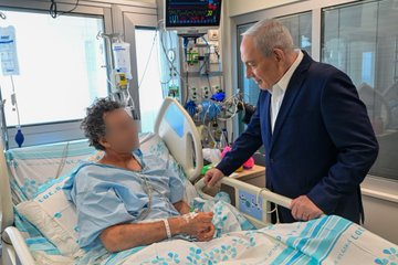 VividProwess's tweet photo. Benjamin Netanyahu visited wounded IDF soldiers today.

"I met fighters who were wounded physically, but their spirit is steadfast, their faith is strong, and their love for the State of Israel fills the heart.

On behalf of all the people of Israel, I salute them." https://t.co/RkeUHAJhv9