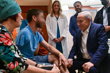 VividProwess's tweet photo. Benjamin Netanyahu visited wounded IDF soldiers today.

"I met fighters who were wounded physically, but their spirit is steadfast, their faith is strong, and their love for the State of Israel fills the heart.

On behalf of all the people of Israel, I salute them." https://t.co/RkeUHAJhv9