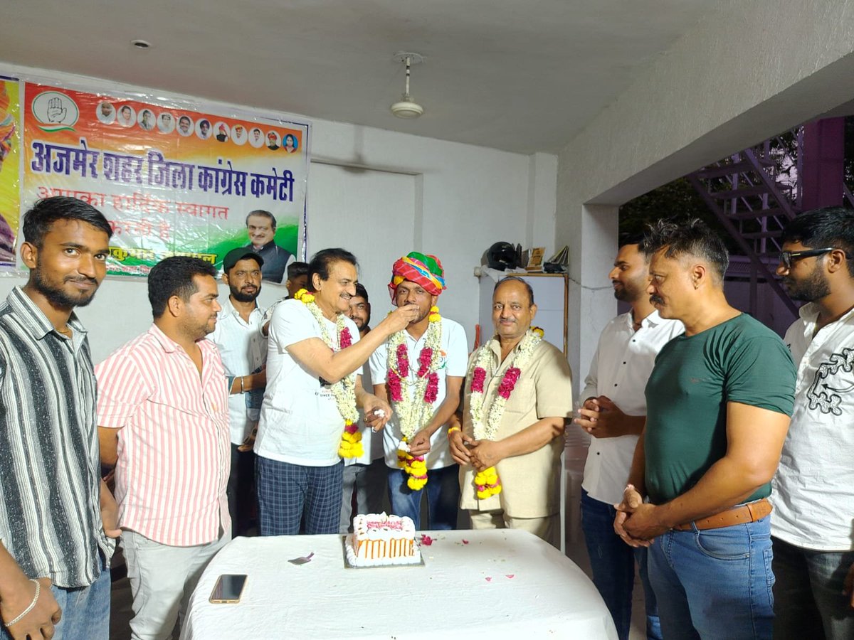 jaipal_rajkumar's tweet photo. आज शाम जिला कांग्रेस कमेटी कार्यालय पर जिला संगठन महासचिव अल्पसंख्यक विभाग कांग्रेस कमेटी के श्री अनीस सुलेमानी जी का जन्मदिवस हर्षोल्लास एवं आत्मीय वातावरण में मनाया गया।

इस शुभ अवसर पर श्री अनीस सुलेमानी जी का माल्यार्पण कर साफा पहनाकर एवं केक कटवाकर जन्मदिवस की शुभकामनाएं दी। https://t.co/x0pTdcaExh