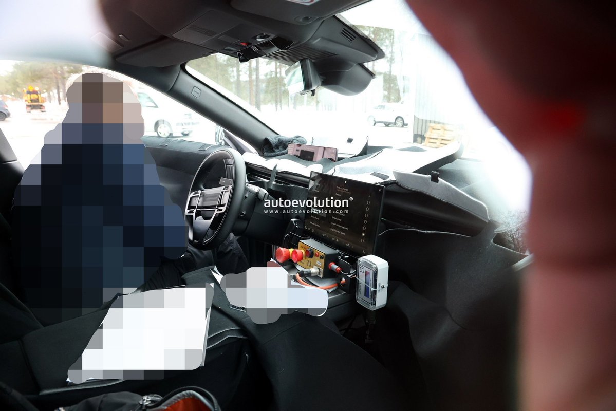 cole_marzen's tweet photo. The next-generation Land Rover Range Rover Velar will reportedly make its world premiere within the next six months with the automaker’s scalable MLA platform, a more sedan-like body, no rear window, as well as hybrid and battery-electric variants, the latter featuring 800V tech. https://t.co/O9azpnpdtj