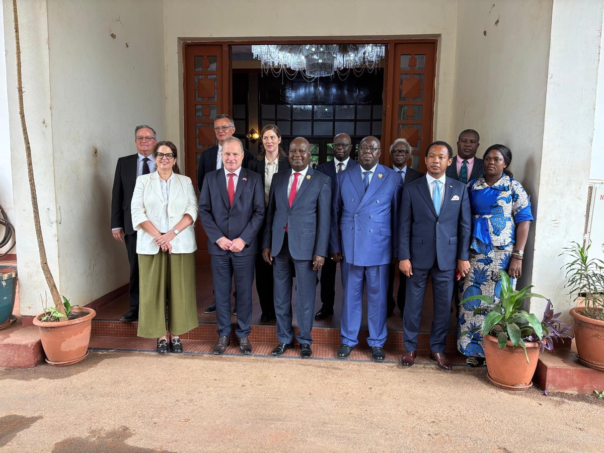 ParlCH's tweet photo. Le Président du Conseil national, Pierre-André Page, s’est rendu en République Centrafricaine où il a été reçu par le Président Faustine-Archange Touadéra, son homologue Simplice Mathieu Sarandji ainsi que les membres du gouvernement. 
Ces rencontres ont permis de réaffirmer les liens étroits qui unissent la Suisse et la République Centrafricaine. La Suisse joue un rôle majeur sur le plan humanitaire, avec l’ouverture en 2022 d’un Bureau humanitaire à Bangui, symbole d’un engagement de longue date dans le pays.
Le Président Page a également rencontré les acteurs suisses et les partenaires internationaux présents sur le terrain, dont la MINUSCA @UN_CAR  , la @cour_penale  spéciale et le @CICR_fr , témoignant de l’importance de la coopération internationale et du soutien aux efforts de paix et de stabilité dans la région.