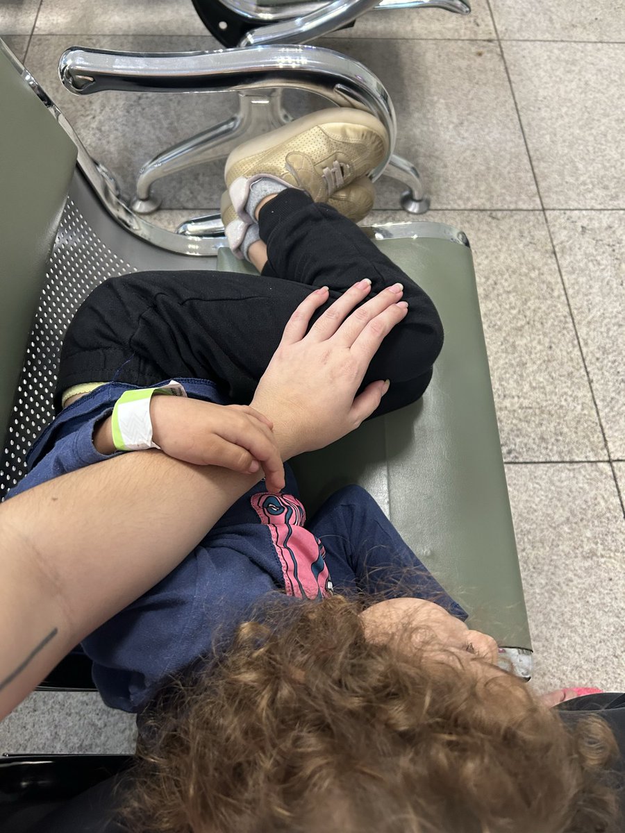 xxaappii's tweet photo. Mais um dia de mãe nesse caralho de estação do ano que todas as crianças ficam doentes 🙄 https://t.co/ivAdJpo1eC