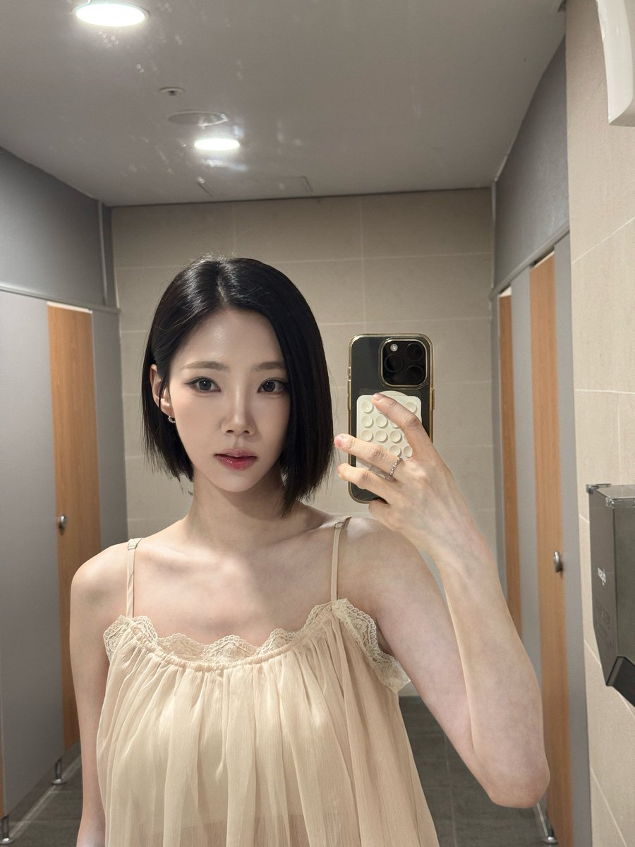 yormthinker's tweet photo. yeoreum instagram update (1/2) https://t.co/XCPatbFWcq