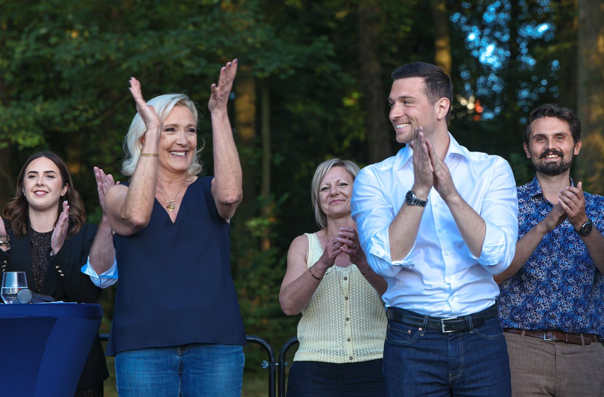 LBleuBlancRouge's tweet photo. Je propose à Marine Le Pen et Jordan Bardella de se présenter tous les deux chacun de leur côté. 

Au vu de leur popularité, ils sont sûrs d’être au second tour tous les deux. 🤣👍🏼 https://t.co/JlwdEWSr9h