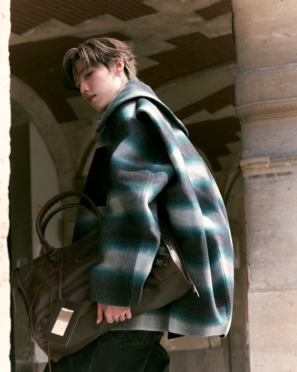 PPKrit_Ent's tweet photo. Paris through Balenciaga lens. 📸 #PPKRITEnRouteParis

PP KRIT BALENCIAGA GBA 
#BalenciagaxPPKRIT
#BalenciagaCouture 
#Balenciaga #PPKritt

-----
พีพี กฤษฏ์ แบรนด์แอมบาสเดอร์ของ Balenciaga ปรากฏตัวในลุคที่ 29 จากคอลเล็กชัน Winter 26 จับคู่เสื้อแจ็คเก็ตทรงโคคูน กางเกง Mid Rise Banana Jeans กระเป๋า Le City และสนีกเกอร์ D'Orsay

รับชมแฟชันโชว์ Balenciaga คอลเล็กชันกูตูร์ครั้งที่ 55 ได้ทางเว็บไซต์ของ Balenciaga วันที่ 8 กรกฎาคม เวลา 11:30 น. (ปารีส) หรือ 16:30 น. (ประเทศไทย)
