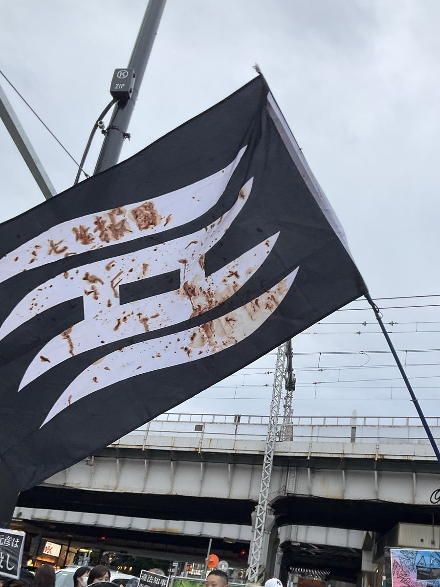 Youkok1117's tweet photo. D'you wear a black arm band when they shot the man who said; "Peace could last forever"?

『平和は続く』と言った男が撃たれたとき、お前は喪の腕章をつけたのか？

 ─── Guns N'Roses  『Civil War』

#斎藤元彦は人殺し https://t.co/rfZQhr1D4r