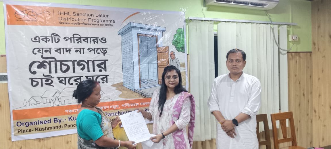 TapasChandraRoy's tweet photo. "জনকল্যাণ শিবিরের সুফল পৌঁছে যাচ্ছে মানুষের দুয়ারে।" 🙏
সম্প্রতি আয়োজিত জনকল্যাণ শিবিরে যে সমস্ত সাধারণ মানুষ নিজস্ব শৌচাগার (IHHL) নির্মাণের জন্য আবেদন করেছিলেন, তাঁদের হাতে আজ কুশমন্ডি বিডিও অফিসে আয়োজিত এক অনুষ্ঠানে মঞ্জুরিপত্র তুলে দেওয়ার সুযোগ হয়েছিল । 🇮🇳 https://t.co/ATa9tuxsZJ