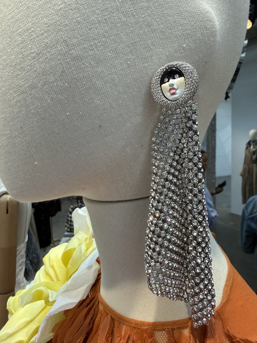 ODDAmagazine's tweet photo. Dior Cruise La collection re-see in Paris #HauteCoutureWeek https://t.co/oDztJcunra