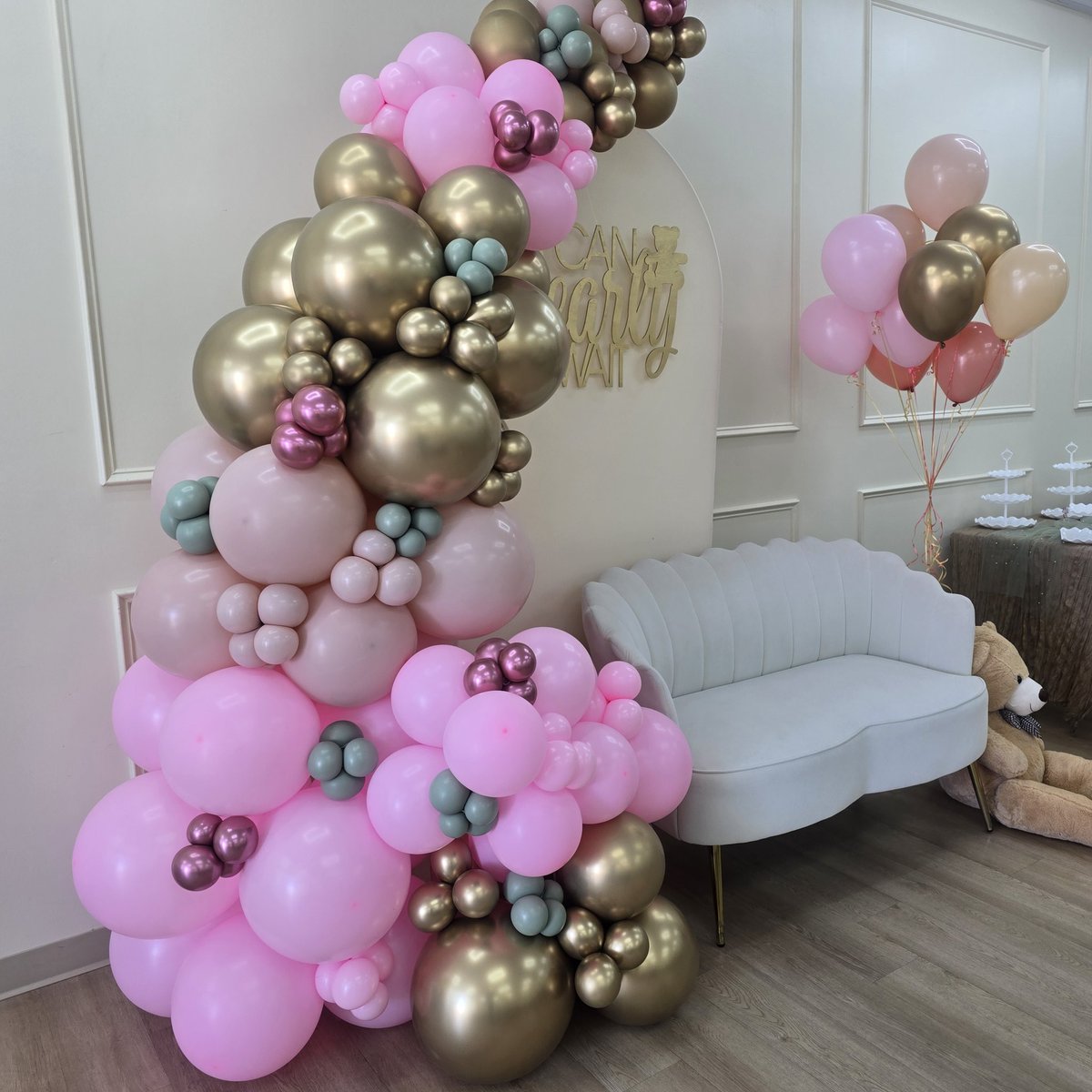 CrystalClearSo5's tweet photo. 🧸 We Can Bearly Wait 🧸 
Baby Shower
 *balloon artist: @crystalclear.solutions
 *balloon supplier:  @balloons_direct @sempertex 
 *venue: @venueeleven.waldorf
#dmvballoonartist  #crystalsballoons #wecanbearlywait  #relfexgold 
#venueelevenwaldorf 
 📍 Waldorf, MD https://t.co/tm5cbUK2nL