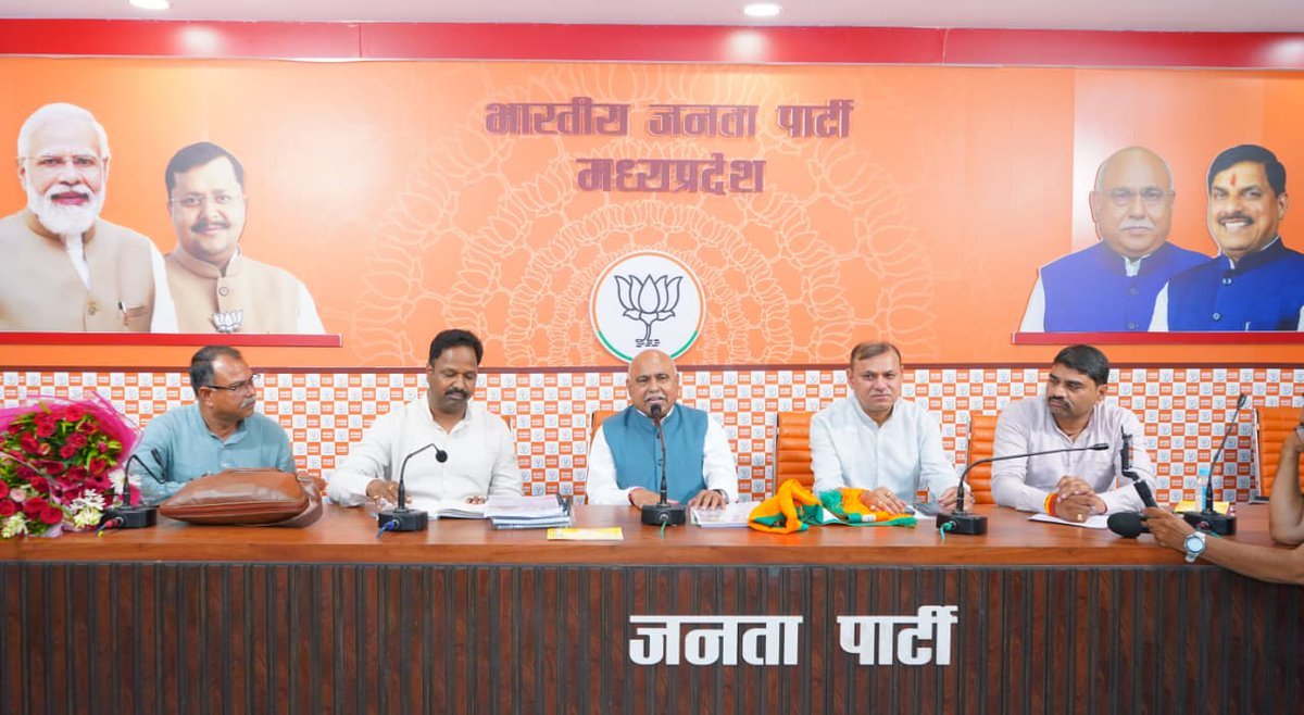 BJP4MP's tweet photo. भाजपा प्रदेश कार्यालय, भोपाल में आज प्रदेश अध्यक्ष श्री @Hkhandelwal1964 जी ने भाजपा पिछड़ा वर्ग मोर्चा के कार्यकर्ताओं के साथ बैठक कर संगठनात्मक विषयों पर चर्चा की।

इस दौरान भाजपा प्रदेश उपाध्यक्ष श्री शैलेन्द्र बरुआ जी, मोर्चा प्रभारी श्री @rashtrasevak जी एवं मोर्चा प्रदेश अध्यक्ष श्री @PawanPatidarBjp जी समेत अन्य भाजपा पदाधिकारी गण उपस्थित है।