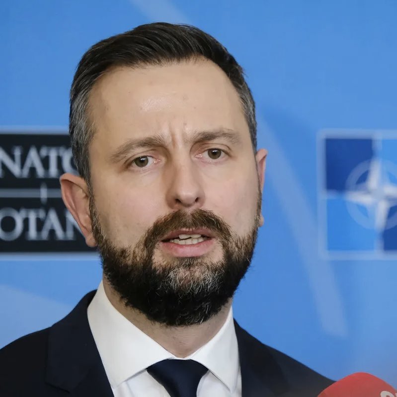 KonradBerkowicz's tweet photo. Kosiniak nie dość, że zataił przed Polakami fakt, że pozbawił swój kraj rakiet Patriot dla państwa jawnie nam wrogiego, to teraz pojechał do Ankary i tam na szczycie NATO, publicznie obszczekuje krytyków w Polsce, nazywając ich „pożytecznymi idiotami”.

Obrzydliwa Targowica. https://t.co/ZoYfqRJsYc