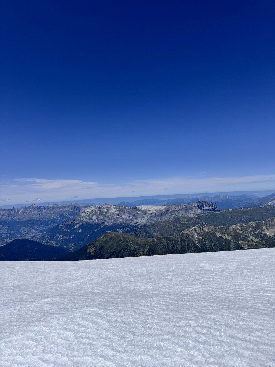 summithunterr's tweet photo. Today I walked in Aiguilles du midi.. snow on July 😱😱 https://t.co/hmg5TRqoGe