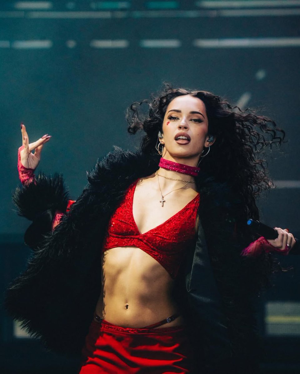 urfavmartinist's tweet photo. UNTOUCHABLE aura while performing!! https://t.co/AKx2mQHMux