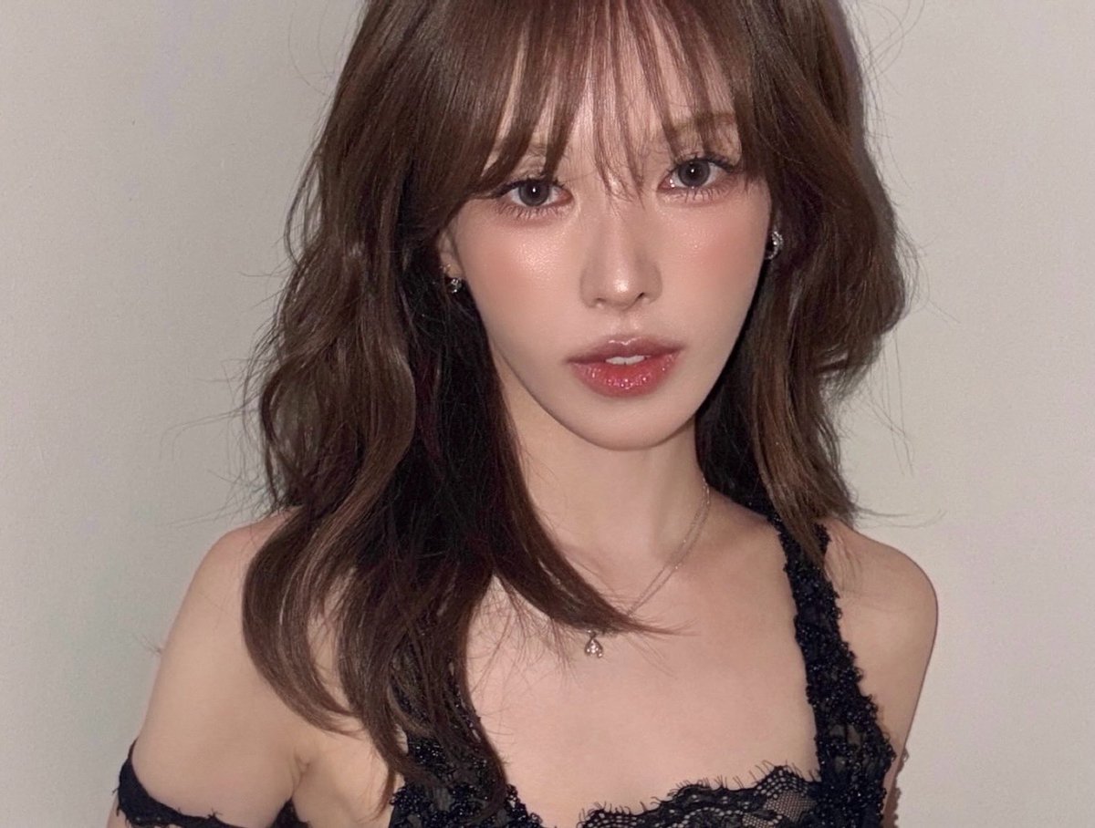 xoluvfaiuly's tweet photo. With Bangs                          Without Bangs https://t.co/zpInaKhe0i