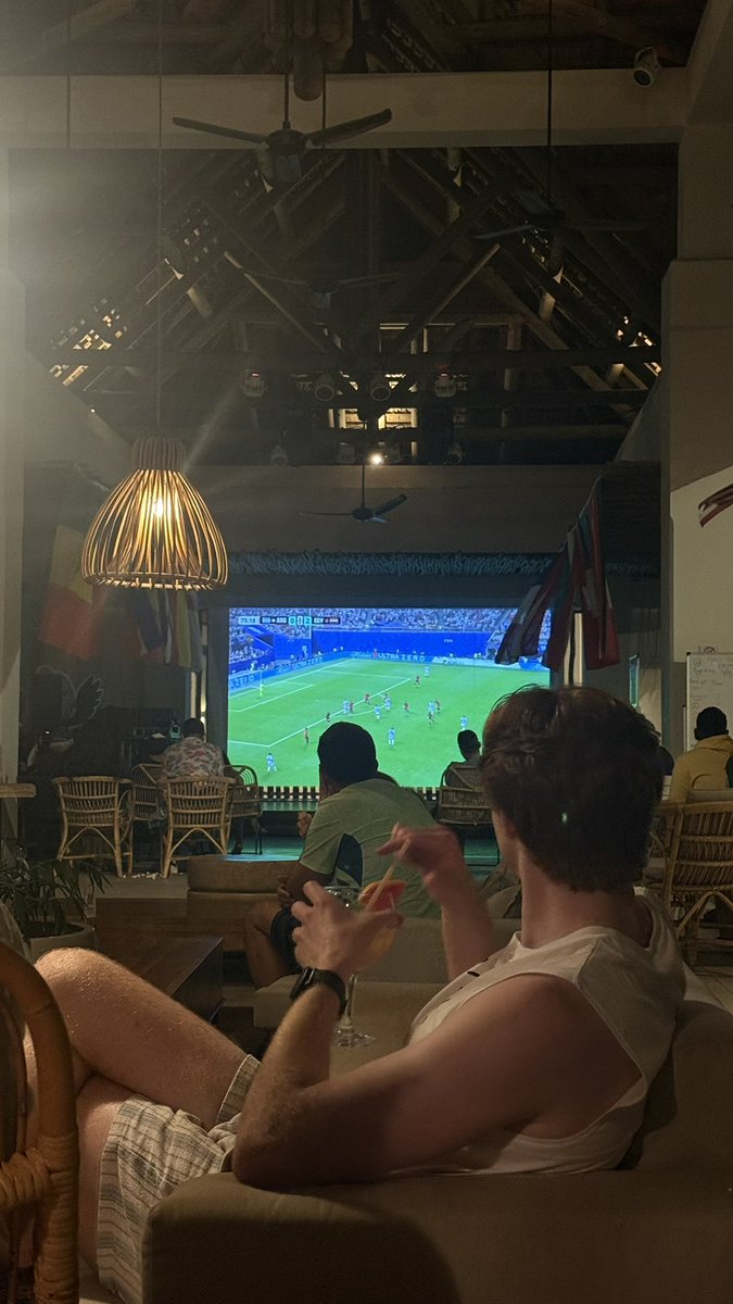 iiiimmsiiii's tweet photo. ودي احتفل معاك يا مصر بس كل اللي جالسين خواجة https://t.co/yirqY24rlJ