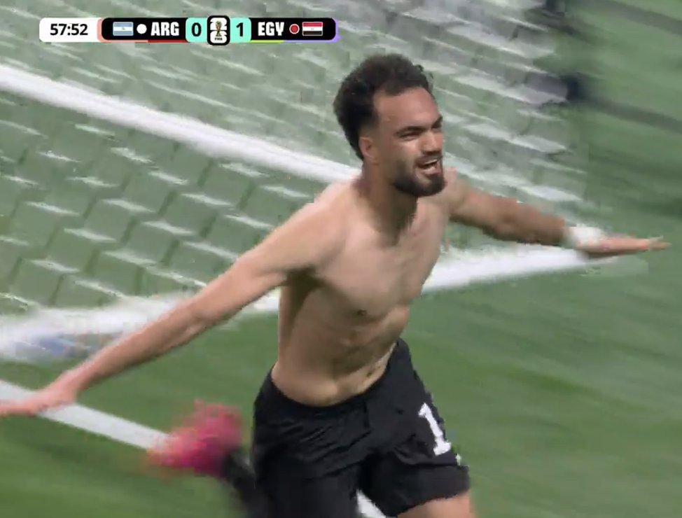 garistengah_id's tweet photo. Gol counter attack terbaik sepanjang turnamen dianulir karena pelanggaran yang tergolong ringan.

Pelanggaran yang posisinya jauh juga dari gawang Argentina. Dari ujung ke ujung.

Tapi gak lama kemudian, Mesir counter attack lagi. Gol lagi. Aktornya sama lagi!

UNDENIABLE!! 💪😌 https://t.co/BXj9MqJhBP