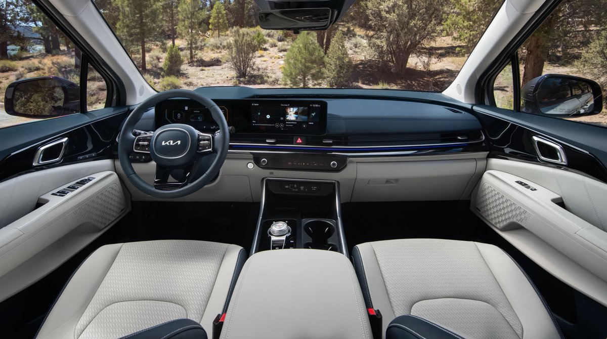 cole_marzen's tweet photo. The 2027 Kia Carnival makes its debut with a revised color palette and newly available second-row captain’s seats on EX and SX grades. In addition, the MPV is currently being shipped to dealerships across the U.S. from $37,490, excluding the $1,545 destination and handling fee. https://t.co/edj4Srks68