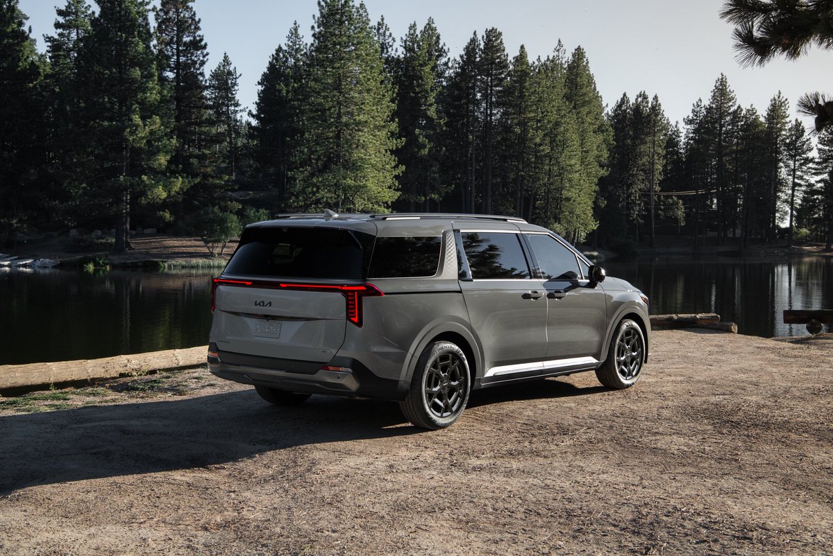 cole_marzen's tweet photo. The 2027 Kia Carnival makes its debut with a revised color palette and newly available second-row captain’s seats on EX and SX grades. In addition, the MPV is currently being shipped to dealerships across the U.S. from $37,490, excluding the $1,545 destination and handling fee. https://t.co/edj4Srks68