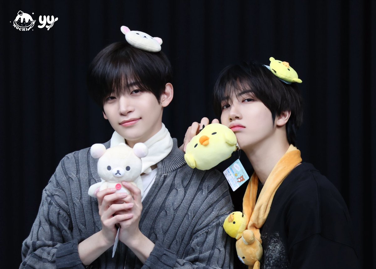 yy_mochii's tweet photo. 20260704  #크래비티  #정모 #원진

머리핀 정리해 주는 형 어때? https://t.co/cJMV8QHwLm