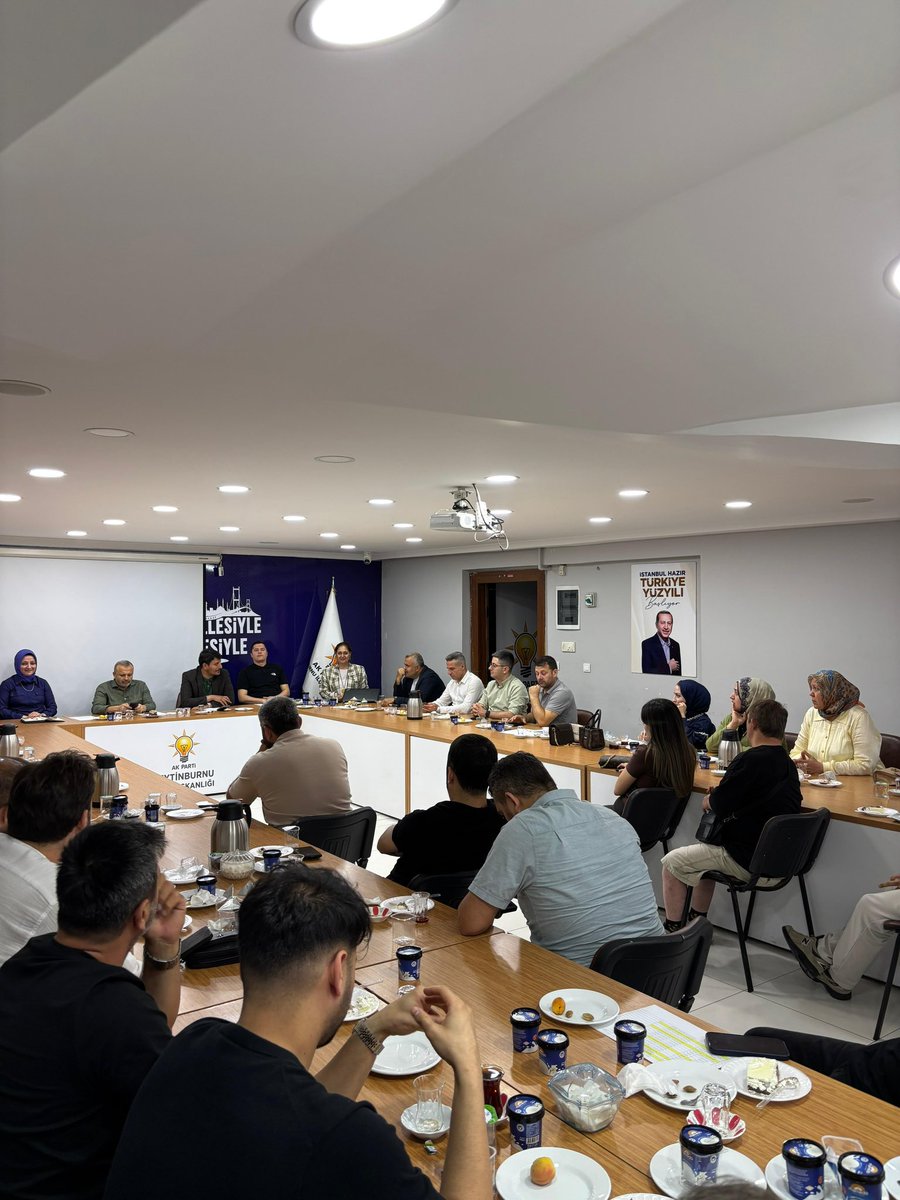 akzeytinburnu's tweet photo. İlçe Yönetim Kurulu Toplantımızda, Türkiye Yüzyılı vizyonuyla Zeytinburnu’ndaki çalışmalarımızı ve önümüzdeki döneme ilişkin hedeflerimizi değerlendirdik

İlçemize,ve milletimize hizmet siyasetine kararlılıkla çalışmaya devam ediyoruz
@abdullahozdemir @MustafaY_K @h_ibrahimbirer https://t.co/LP4qQauLAb