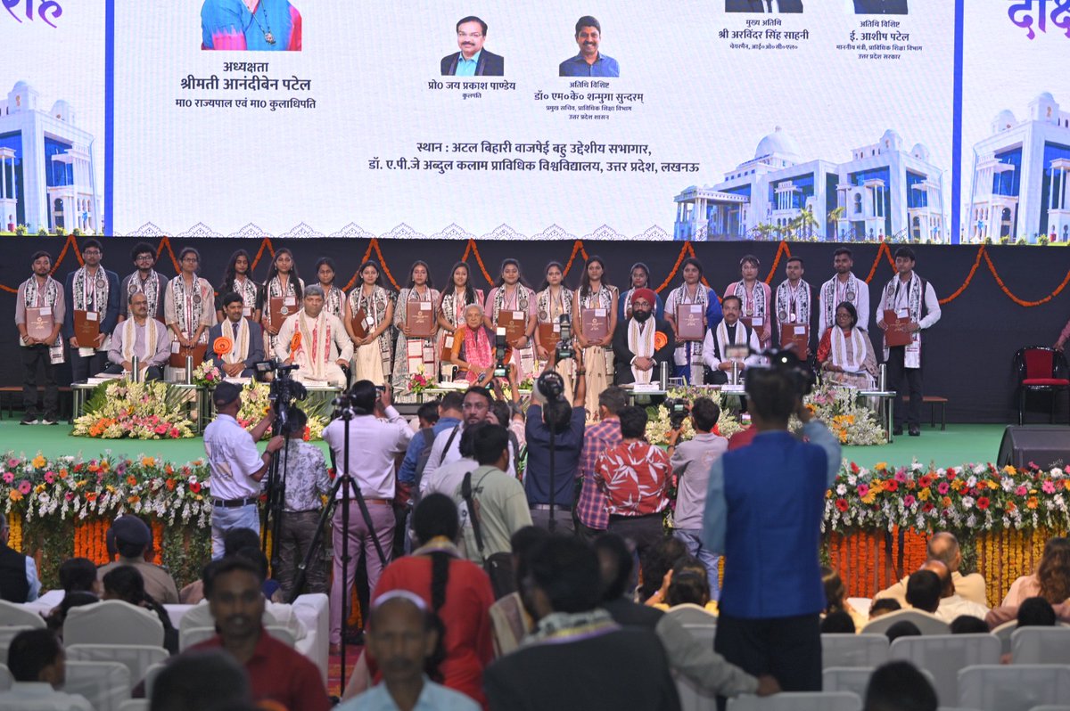 AKTU_Lucknow's tweet photo. माननीया कुलाधिपति एवं राज्यपाल, श्रीमती आनंदीबेन पटेल जी की अध्यक्षता में विश्वविद्यालय का 24वें दीक्षांत समारोह आयोजित हुआ। इस अवसर पर चेयरमैन, आईओसीएल श्री अरविंदर सिंह साहनी जी मुख्य अतिथि के रूप में मंचासीन रहे।
#24thConvocation https://t.co/VAY8phuN1I
