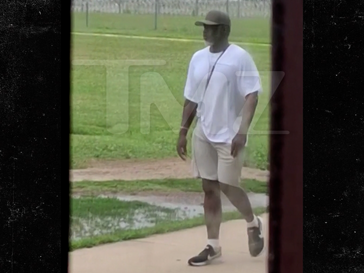 TMZ's tweet photo. Diddy can be seen making his rounds inside the federal compound Monday afternoon, dressed in a light T-shirt, shorts, sneakers, and a hat. https://t.co/D3YycQfcXV