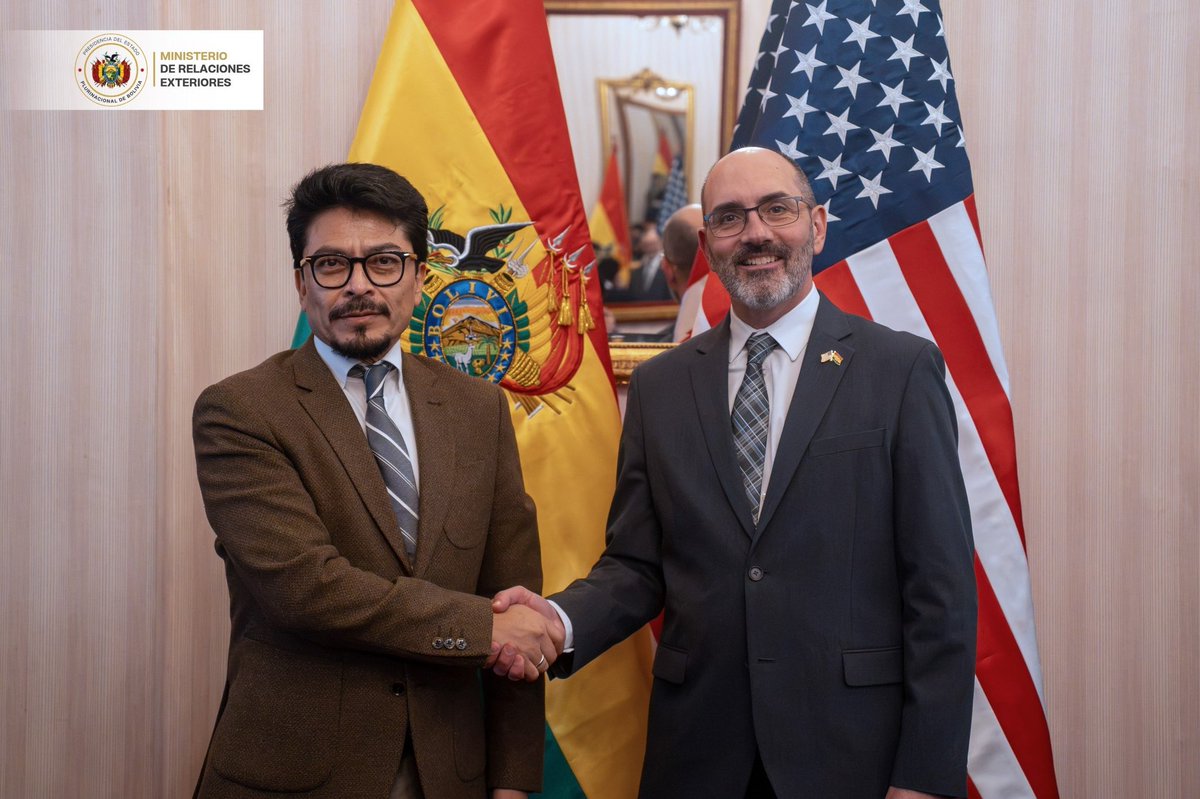 MRE_Bolivia's tweet photo. 🇧🇴🤝🇺🇸 Bolivia y Estados Unidos impulsan nuevas vías de cooperación en desarrollo y seguridad.

En el marco de su gira regional, Guy Mentel, miembro del Comité de Relaciones Exteriores del Senado estadounidense, sostuvo una reunión de trabajo con el Canciller y el Vicecanciller de Bolivia.

El encuentro contó con la participación del Encargado de Negocios de Estados Unidos en Bolivia, Erik Martini, y funcionarios de la Embajada estadounidense, y permitió intercambiar criterios sobre la coyuntura nacional y las oportunidades para fortalecer la cooperación bilateral en áreas de interés común.

#Bolivia #EstadosUnidos #Cooperación #Diplomacia #RelacionesBilaterales
