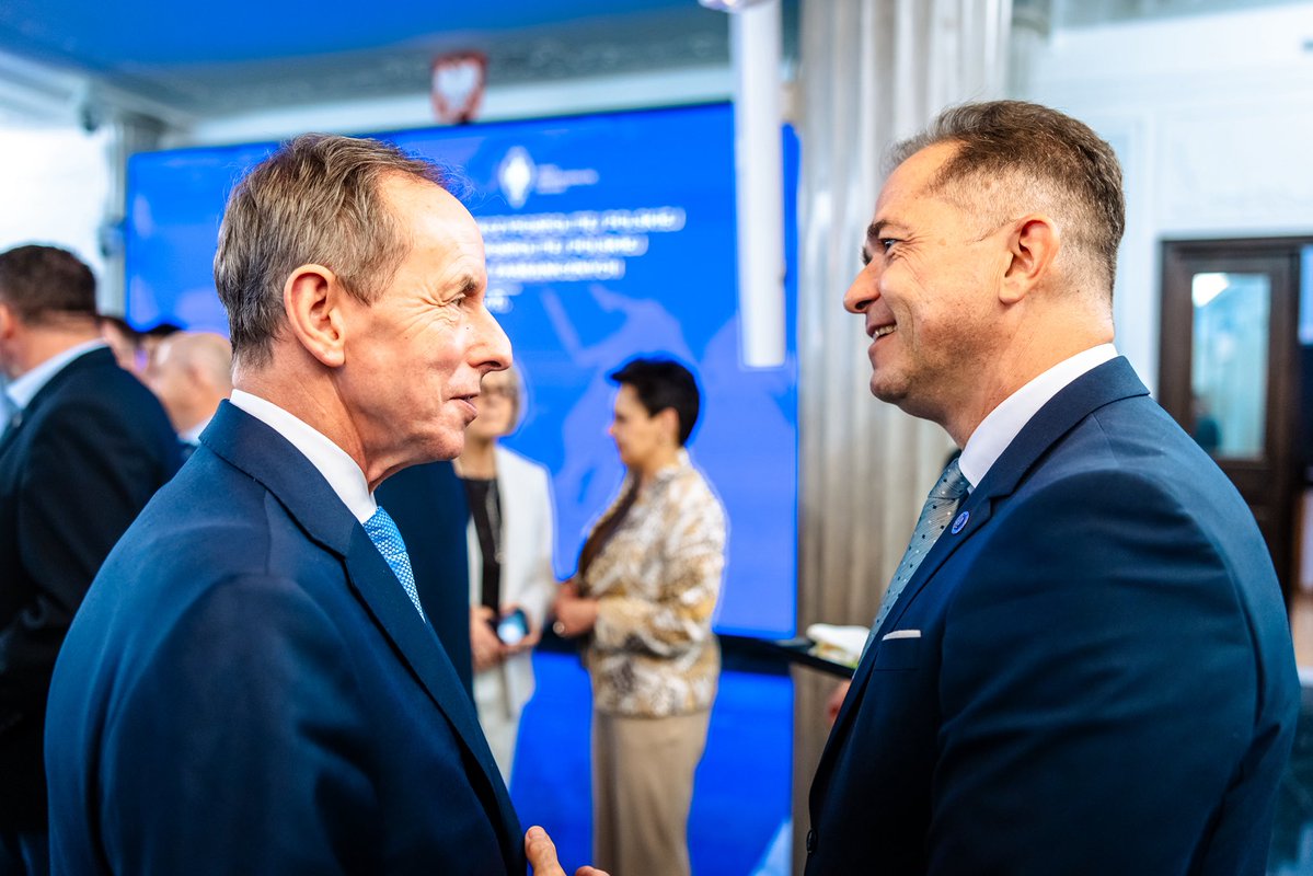PolskiSenat's tweet photo. 💭„Jako dyplomaci wiecie dobrze, że najlepszym towarem eksportowym naszej Ojczyzny jest opowieść o sukcesie Polski. Jesteśmy europejskim liderem wzrostu gospodarczego. Polska jest bezpieczna i atrakcyjna. I widać to dużo lepiej z zagranicy niż z perspektywy Warszawy” – powiedziała podczas otwarcia dorocznej narady kierowników placówek zagranicznych marszałek Senatu Małgorzata Kidawa-Błońska. „Niebywały skok cywilizacyjny, którego dokonaliśmy w ostatnim trzydziestoleciu powinien być przedmiotem dumy także dla tych Polaków, którzy mieszkają poza granicami naszego kraju” – dodała.

🇵🇱W swoim wystąpieniu marszałek Senatu nawiązała do priorytetów Senatu w polityce zagranicznej – podkreśliła relacje międzyparlamentarne, które w ostatnich latach udało się wypracować w ramach Trójkąta Weimarskiego i z innymi sojusznikami, jak Ukraina i Stany Zjednoczone, a także relacje w ramach opieki Senatu nad Polonią i Polakami za granicą. „Polska potrzebuje sojuszników. Nie tylko na poziomie politycznym, ale też obywatelskim. Chcemy, by przedstawiciele Polonii byli ambasadorami naszych interesów” – podkreśliła marszałek. 

Na koniec Małgorzata Kidawa-Błońska zwróciła się bezpośrednio do przedstawicieli placówek zagranicznych, podkreślając ich rolę: „Polska potrzebuje Was, profesjonalnej dyplomacji, ludzi którzy potrafią nasz sukces cywilizacyjny przekuć w sukces polityczny”.
 
Doroczna narada kierownictwa placówek dyplomatycznych to czas podsumowań, wyznaczania priorytetów i rozmów o wyzwaniach stojących przed polską dyplomacją. W tradycyjnym spotkaniu dyplomatycznym uczestniczyli marszałkowie Sejmu i Senatu, a także wicemarszałkowie obu Izb: Monika Wielichowska, Rafał Grupiński, kierownictwo Ministerstwa Spraw Zagranicznych, posłowie i senatorowie oraz szef kancelarii Senatu oraz zastępcy szefa Kancelarii Sejmu.