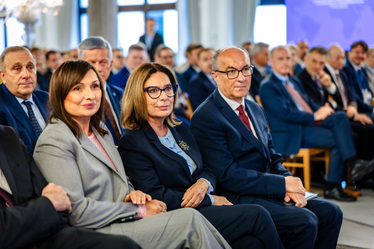 PolskiSenat's tweet photo. 💭„Jako dyplomaci wiecie dobrze, że najlepszym towarem eksportowym naszej Ojczyzny jest opowieść o sukcesie Polski. Jesteśmy europejskim liderem wzrostu gospodarczego. Polska jest bezpieczna i atrakcyjna. I widać to dużo lepiej z zagranicy niż z perspektywy Warszawy” – powiedziała podczas otwarcia dorocznej narady kierowników placówek zagranicznych marszałek Senatu Małgorzata Kidawa-Błońska. „Niebywały skok cywilizacyjny, którego dokonaliśmy w ostatnim trzydziestoleciu powinien być przedmiotem dumy także dla tych Polaków, którzy mieszkają poza granicami naszego kraju” – dodała.

🇵🇱W swoim wystąpieniu marszałek Senatu nawiązała do priorytetów Senatu w polityce zagranicznej – podkreśliła relacje międzyparlamentarne, które w ostatnich latach udało się wypracować w ramach Trójkąta Weimarskiego i z innymi sojusznikami, jak Ukraina i Stany Zjednoczone, a także relacje w ramach opieki Senatu nad Polonią i Polakami za granicą. „Polska potrzebuje sojuszników. Nie tylko na poziomie politycznym, ale też obywatelskim. Chcemy, by przedstawiciele Polonii byli ambasadorami naszych interesów” – podkreśliła marszałek. 

Na koniec Małgorzata Kidawa-Błońska zwróciła się bezpośrednio do przedstawicieli placówek zagranicznych, podkreślając ich rolę: „Polska potrzebuje Was, profesjonalnej dyplomacji, ludzi którzy potrafią nasz sukces cywilizacyjny przekuć w sukces polityczny”.
 
Doroczna narada kierownictwa placówek dyplomatycznych to czas podsumowań, wyznaczania priorytetów i rozmów o wyzwaniach stojących przed polską dyplomacją. W tradycyjnym spotkaniu dyplomatycznym uczestniczyli marszałkowie Sejmu i Senatu, a także wicemarszałkowie obu Izb: Monika Wielichowska, Rafał Grupiński, kierownictwo Ministerstwa Spraw Zagranicznych, posłowie i senatorowie oraz szef kancelarii Senatu oraz zastępcy szefa Kancelarii Sejmu.