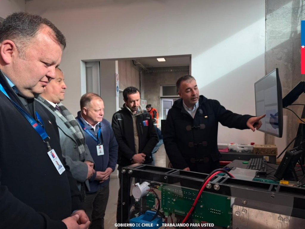 EnergiaBiobio's tweet photo. ⚡️Autoridades de Energía y Ciencias de Biobío y Ñuble conocieron los avances del Centro de Energía #UCSC, destacando su aporte a la innovación energética regional.
La visita abordó proyectos en #HidrógenoVerde, electromovilidad, biocombustibles y almacenamiento energético🔋🚗🌱 https://t.co/UZS26LiwEp