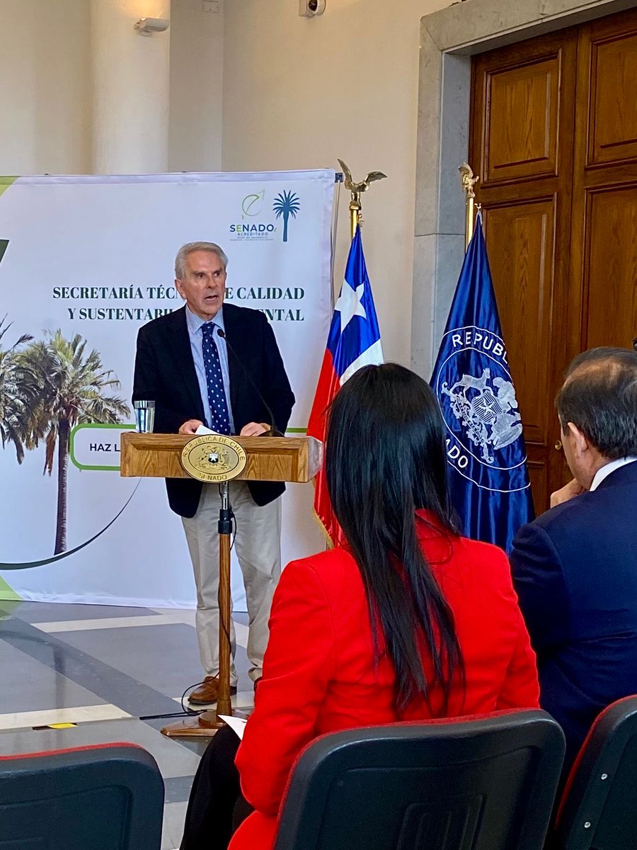 MMAChile's tweet photo. Reconocimos al Senado por mantener la acreditación nivel de excelencia del Programa Oficina Verde. Logro que refleja el compromiso de sus equipos con una gestión más sostenible, incorporando acciones en gestión de residuos, eficiencia energética y medición de huella de carbono 👏 https://t.co/CcUv5YvQOc