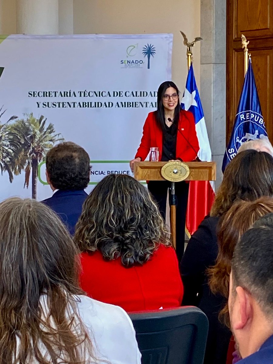 MMAChile's tweet photo. Reconocimos al Senado por mantener la acreditación nivel de excelencia del Programa Oficina Verde. Logro que refleja el compromiso de sus equipos con una gestión más sostenible, incorporando acciones en gestión de residuos, eficiencia energética y medición de huella de carbono 👏 https://t.co/CcUv5YvQOc
