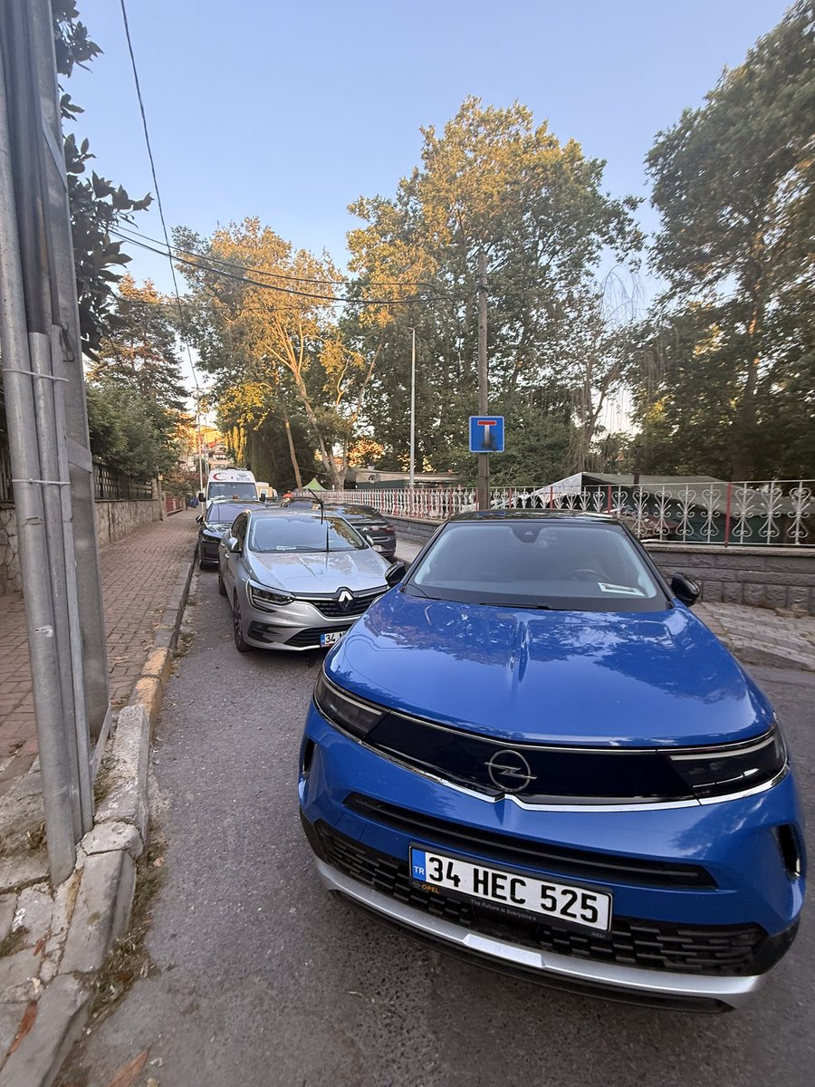 UmitSanlav's tweet photo. Sarıyer Belediyesi Zümrütevler parkında bir şeyler yapıyor. Belediyenin 3 MAKAM! aracı makamına güvenerek yolu kapatmış. Trafik komisyonu ya da kaymakamlıktan mı karar alınmış?  Hasta ve yaşlıların da olduğu sokağa giriş çıkış yok, üstelik kapalılan yolda bir de ambulans var. https://t.co/nABvpPjCe1