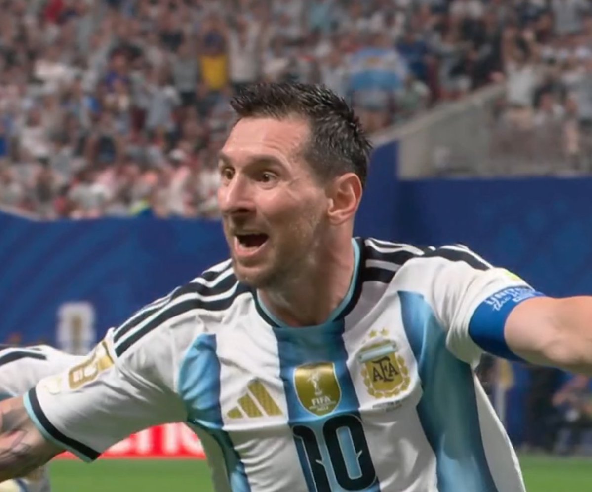 Footballogue's tweet photo. LE GOAT A ENCORE FRAPPÉ !!!! 😭😭🐐

Y'a juste plus de mots face à ce qu'on vit avec ce joueur... https://t.co/Q6yPSgJI5n