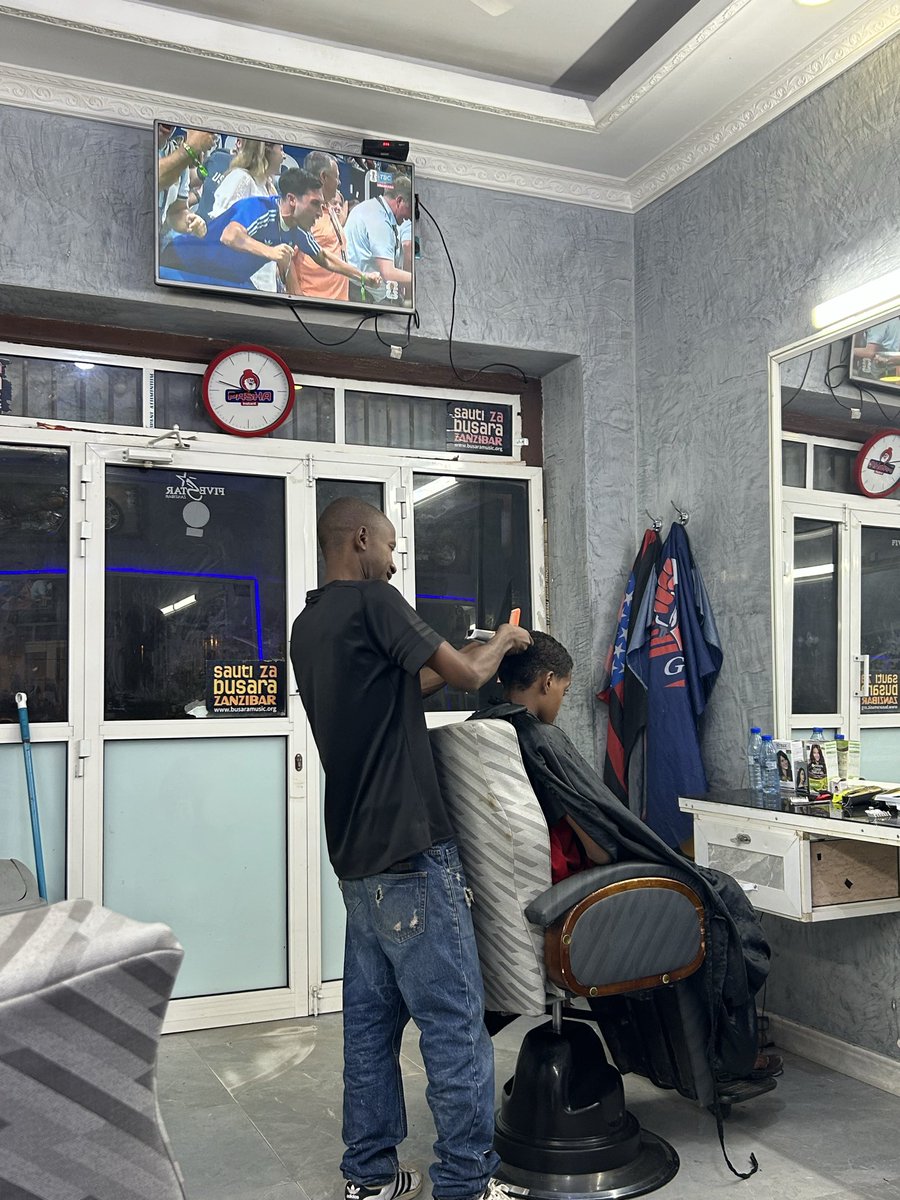 megereme's tweet photo. tanzanya’da bir berberde messi’ye sövüyorlar https://t.co/uLPahAHI2T