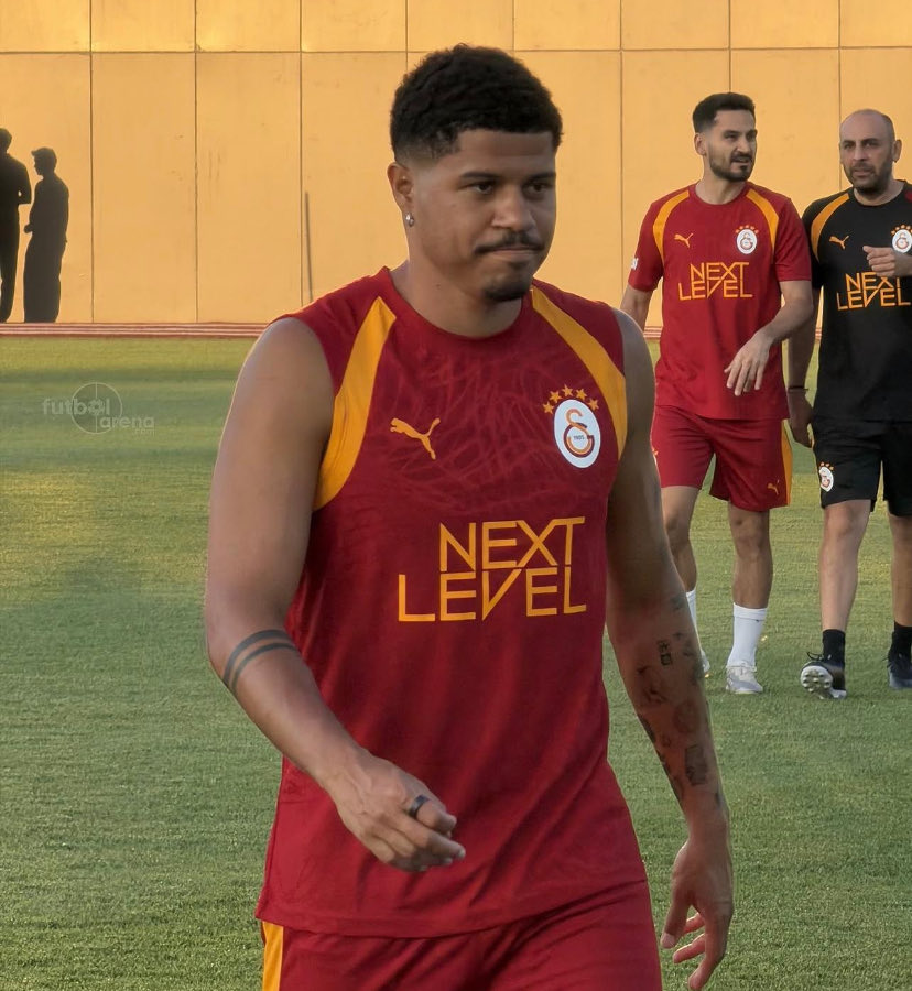 EdgarDavids1905's tweet photo. işte Okan Buruk , işte Dursun Özbek  işte 
Displin 

Gabriel Sara, sezonun ilk antrenmanına fazla kilolu  şekilde döndü. Okan Buruk’un bu konuda hiçbir disiplin sağlayamadığı ortada. Kimse onu ciddiye almıyor artık. https://t.co/ycLN521t2e