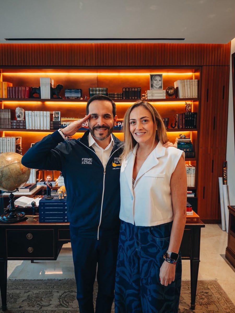 simonmolinag's tweet photo. Hoy siento una enorme alegría y un profundo orgullo.
Mi gran amiga y ex fórmula al Senado, Juliana Gutiérrez, ha sido nombrada por el presidente electo @ABDELAESPRIELLA como Ministra del Deporte.
Conozco de cerca su disciplina, su capacidad de trabajo, su compromiso con las familias Colombianas y su enorme calidad humana. 
Sé que asumirá este reto con la misma entrega con la que siempre emprende cada proyecto. 
Los que conocemos a July sabemos de su carisma y su gran sentido social. 

El deporte es la herramienta más potente para la transformación social, July toda su vida ha querido cambiar la vida de las familias de los colombianos.
Estoy seguro de que Juliana liderará esta cartera con visión, transparencia, amplio sentido social y mucha dedicación para que los deportistas colombianos y sus familias estén mejor. 

¡Felicitaciones, Juliana! Que Dios te acompañe en esta nueva misión. Cuenta conmigo para trabajar desde el Congreso por un deporte más fuerte, más incluyente y con más oportunidades para todos los colombianos.
¡Muchos éxitos! 🇨🇴💙