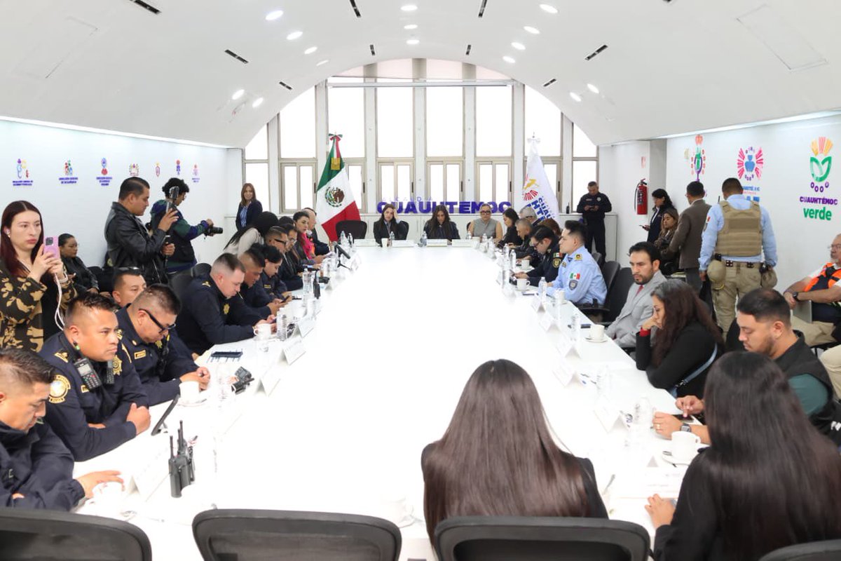 AlessandraRdlv's tweet photo. Como cada martes, llevamos a cabo la Mesa de Construcción de Paz y Seguridad con los tres órdenes de gobierno.

La coordinación es la clave para obtener resultados. Analizamos, coordinamos y tomamos decisiones para fortalecer la seguridad y seguir devolviendo el orden a nuestra alcaldía.

Porque la seguridad no se improvisa, se trabaja todos los días.