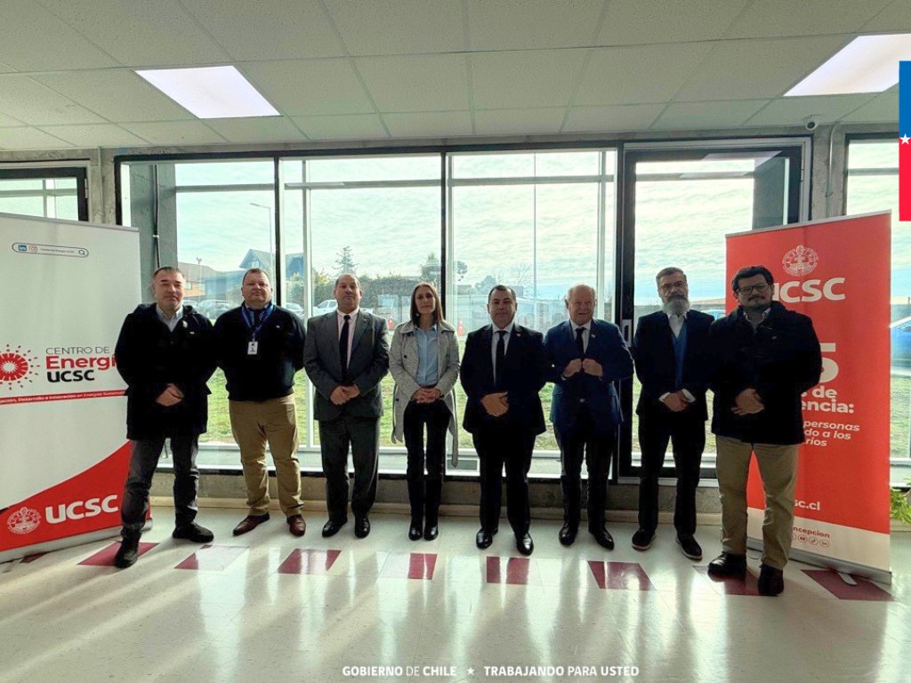 EnergiaBiobio's tweet photo. ⚡️Autoridades de Energía y Ciencias de Biobío y Ñuble conocieron los avances del Centro de Energía #UCSC, destacando su aporte a la innovación energética regional.
La visita abordó proyectos en #HidrógenoVerde, electromovilidad, biocombustibles y almacenamiento energético🔋🚗🌱 https://t.co/UZS26LiwEp