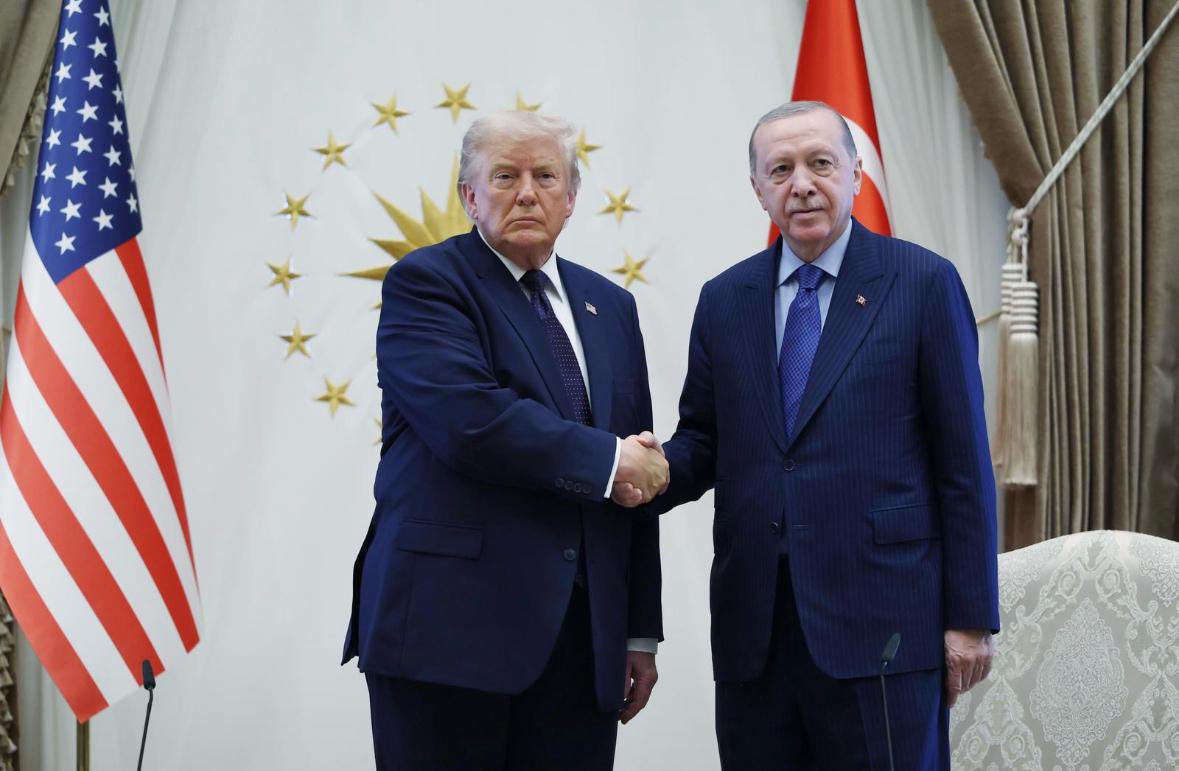 canturkalagoz's tweet photo. Türkiye, güçlü liderliği ve etkin diplomasisiyle küresel meselelerde söz sahibi olmaya devam ediyor.

Cumhurbaşkanımız ve Genel Başkanımız Sayın Recep Tayyip Erdoğan ile ABD Başkanı Sayın Donald Trump’ın ortak basın toplantısında verilen mesajlar; ülkemizin barış, istikrar ve adalet eksenli dış politika vizyonunu bir kez daha ortaya koydu.

Lider ülke Türkiye hedefiyle yolumuza kararlılıkla devam ediyoruz.

#NATOSummit 🇹🇷