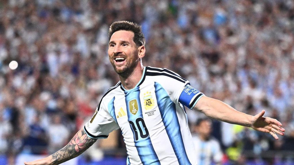 LaLigaenDirecto's tweet photo. UNA MÁS DEL REY:

⭐️ Más goles en Mundiales (21)
⭐️ Más asistencias en Mundiales (9)
⭐️ Más participaciones de gol en Mundiales (30)
⭐️ Más partidos en Mundiales (31)
⭐️ Más balones de oro en Mundiales (2)
⭐️ Más mundiales disputados (6)
⭐️ Más mundiales disputados como capitán (5)
⭐️ Más goles abriendo el marcador (17)
⭐️ Más goles a selecciones diferentes (14)
⭐️ PRIMER JUGADOR EN LA HISTORIA EN MARCAR EN 9 PARTIDOS SEGUIDOS DEL MUNDIAL
