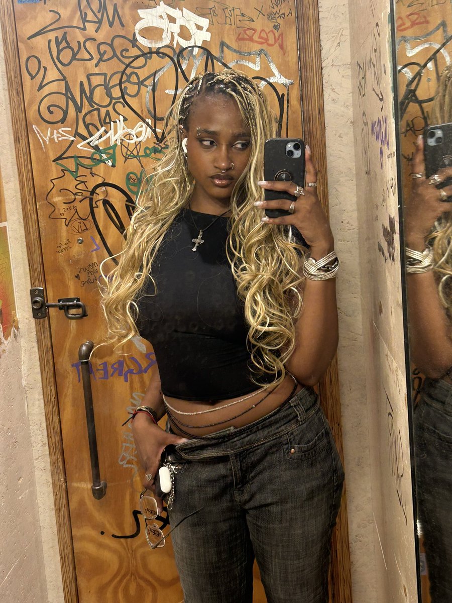cryptidthott's tweet photo. Feeling like a nollywood babe https://t.co/R68OUv8dbY