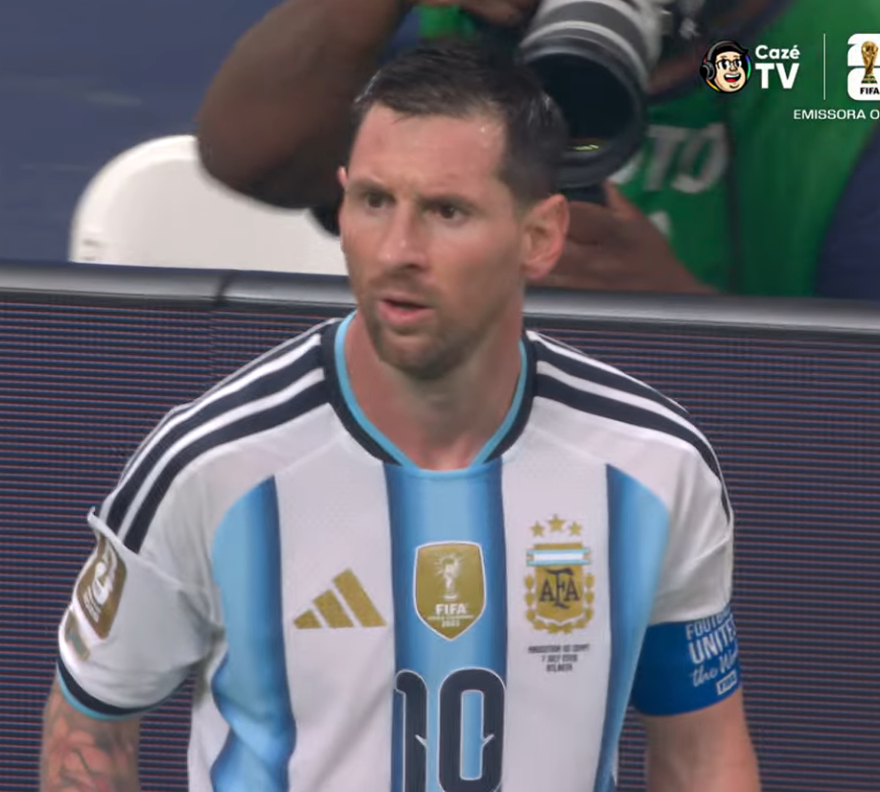 chorumedogremio's tweet photo. ele com 39 anos erra um penalti e vê o time tomar 2x0 sendo eliminado = chama o jogo pra si no segundo tempo, assistencia na cabeça e um puta golaço.

enquanto isso o outro idoso nao da um toque na bola na area durante 90 min, e o nosso craque tá ocupado humilhando o goleiro noruegues depois de cravar de penalti.

é só por isso que o maior de todos é o lionel.
só por isso.