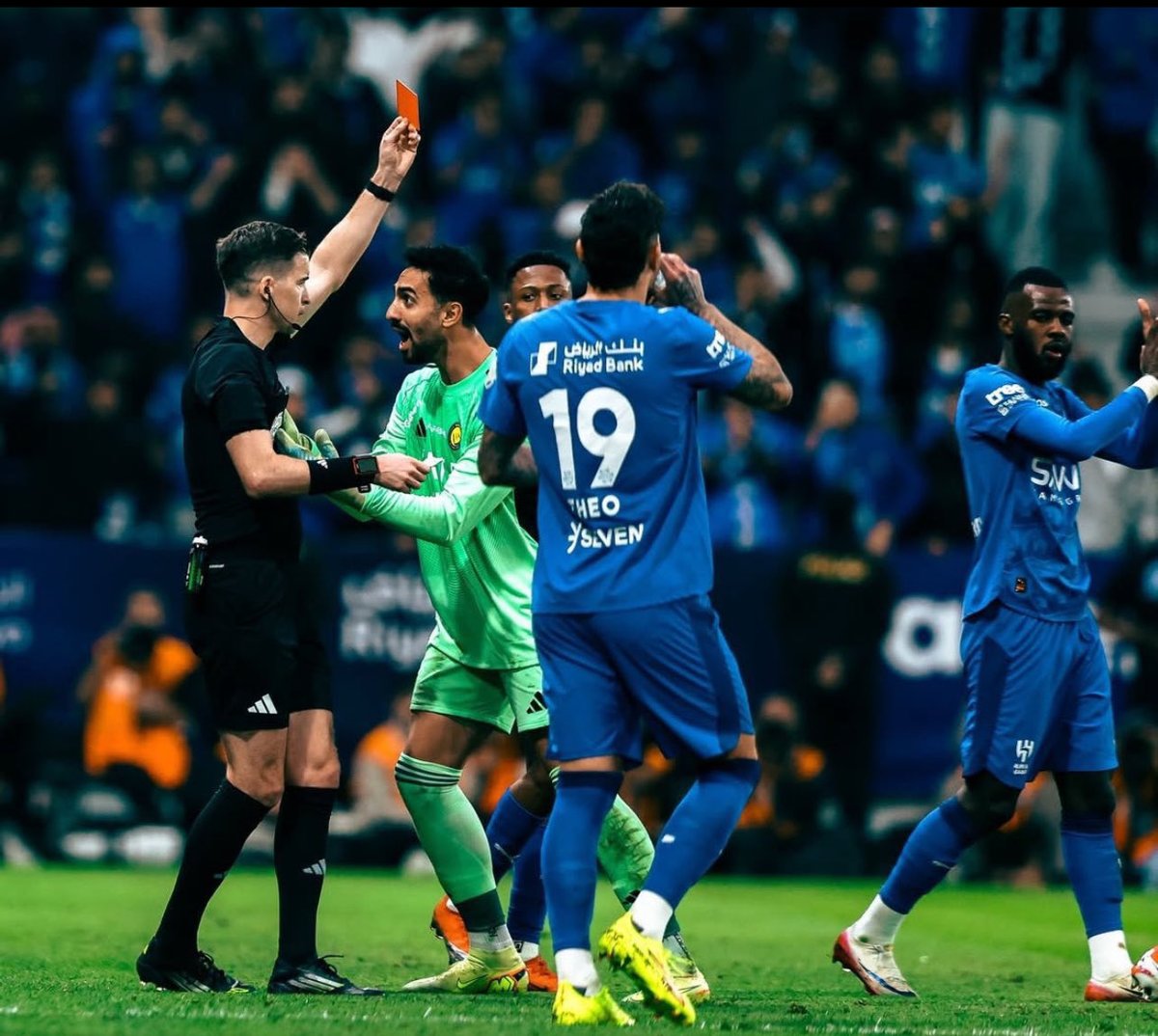 bandar_aaz's tweet photo. لن انسى هذا الحكم الفرنسي 
الذي طرد نواف العقيدي امام #الهلال 
طرد غير صحيح ظلم فيها #النصر 
الان يقود منتخب #مصر_الأرجنتين 
اخطائه لا تغتفر https://t.co/EjWfvrtn45